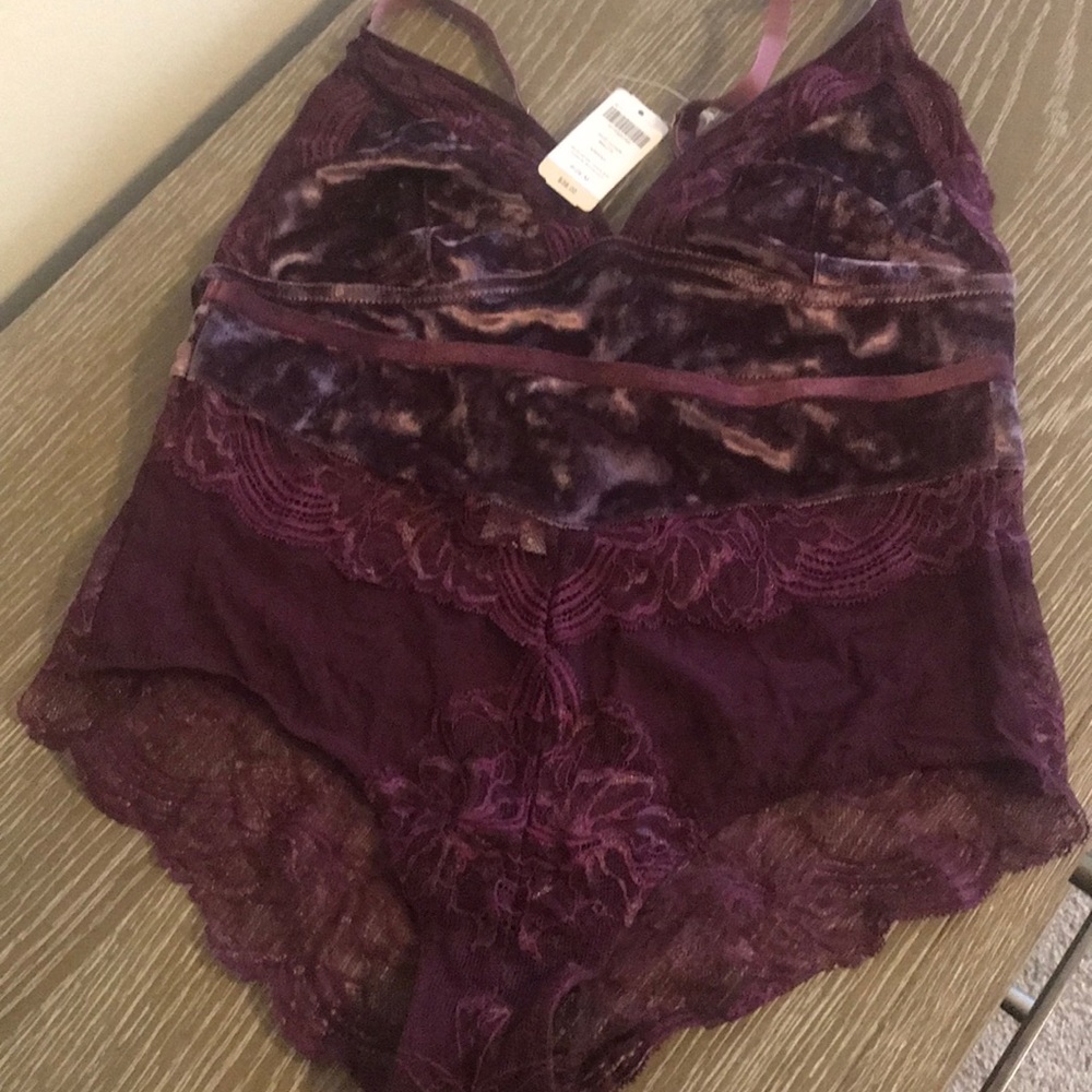 Soma  velvet and lace lingerie set